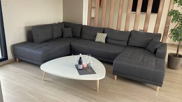 TV connectée, table de tennis de table, livres