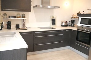 Fridge, microwave, oven, stovetop - Between city and ocean house 8per terraces/garden (La Rochelle)