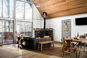 Smart TV, fireplace - Lost River Hideout (Mathias)
