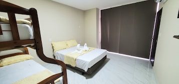 1 habitación, decoración personalizada y tabla de planchar con plancha