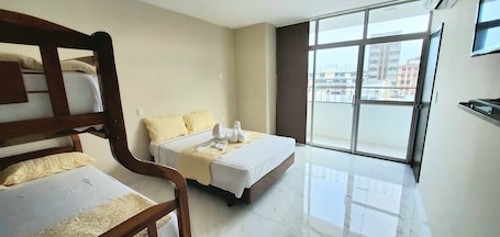 1 habitación, decoración personalizada y tabla de planchar con plancha