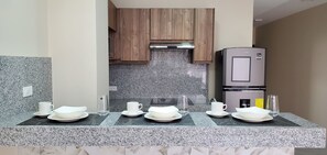 Deluxe Apartment, 2 Bedrooms | Dining room