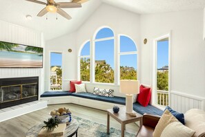 电视、壁炉、DVD 播放器、乒乓球