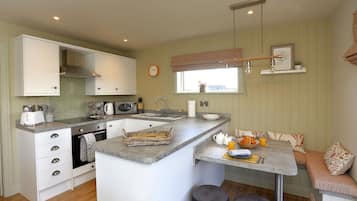 Cottage | Private kitchen | Fridge, dishwasher, electric kettle, toaster