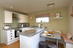 Cottage | Private kitchen | Fridge, dishwasher, electric kettle, toaster