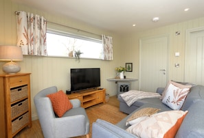 Cottage | Living room | Fireplace - The Swift (Whitchurch)