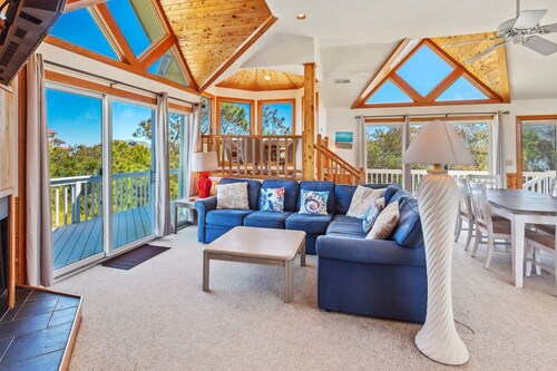 Shore Pleasure: Sun Deck, Jacuzzi & Ocean Views