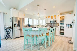 Fridge, microwave, oven, stovetop - Z Breeze: Oceanside Family Fun with Pool & Hot Tub (Corolla)