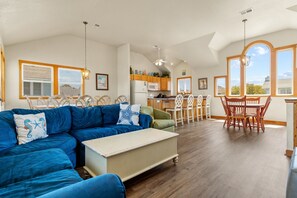 TV, stereo - 1600 5 O'Clock Somewhere * Private Pool * Game Rm (Corolla)