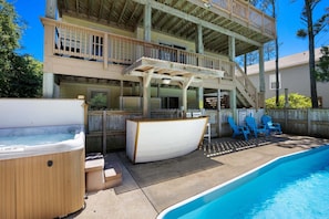 Un bâtiment à deux étages doté d’une piscine, de bains à remous et d’un espace de détente extérieur.