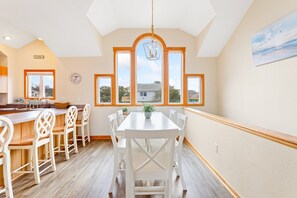 Dining - It's 5 O'Clock Somewhere – Beach,  Pool & Hot Tub (Corolla)
