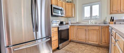 Een koelkast, een magnetron, een oven, een kookplaat