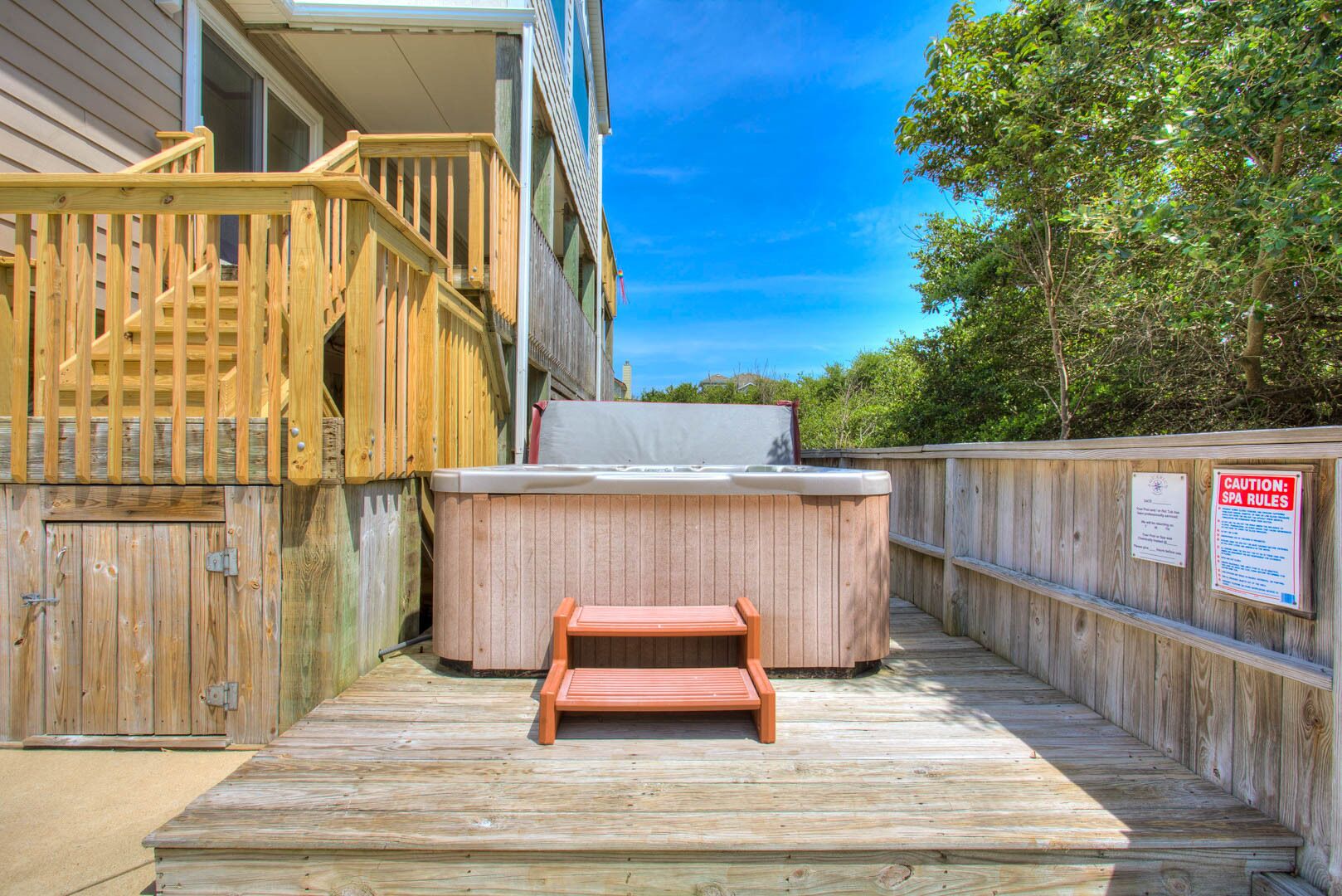 Outdoor spa tub
