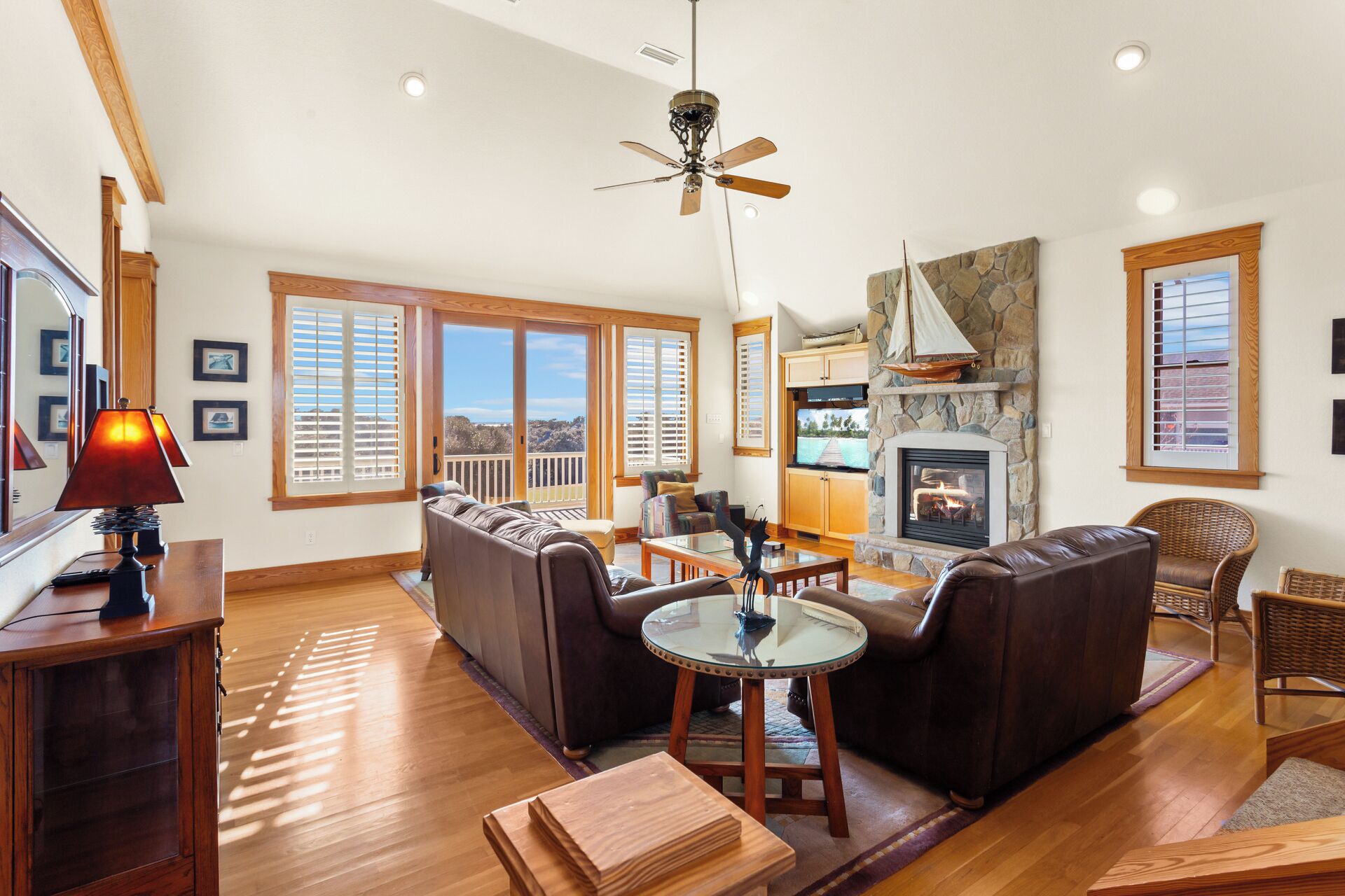 Télévision, cheminée, baby-foot, table de tennis de table