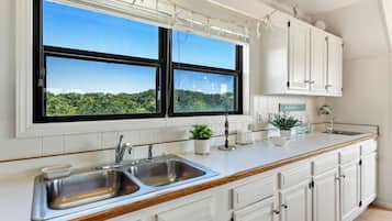 Geladeira, micro-ondas, fogão, cooktop