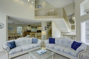 TV, fireplace - Grateful Duck: Hot Tub, 5-Min Walk Beach, Duck (Duck)