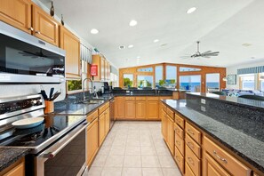 Wasserkocher mit Kaffee-/Teezubehör, Kühlschrank, Mikrowelle, Ofen