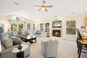 TV, fireplace, table football - 2020 Merryweather * 4 Min Walk to Beach (Duck)