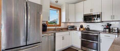 Réfrigérateur, four à micro-ondes, un four, surface de cuisson