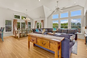 TV a schermo piatto, caminetto, tavolo da calcetto, libri