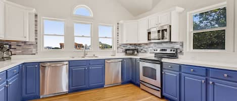 Full-size fridge, microwave, oven, stovetop