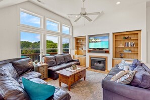 TV a schermo piatto, caminetto, tavolo da calcetto, libri