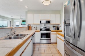 Fridge, microwave, oven, stovetop - 3043 Sandy Shores * 5 Min Walk to Beach * Pool (Southern Shores)