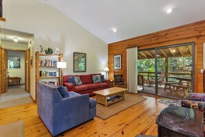 Flat-screen TV, fireplace, DVD player, books