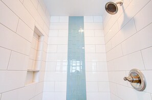 Ensemble baignoire-douche, serviettes fournies