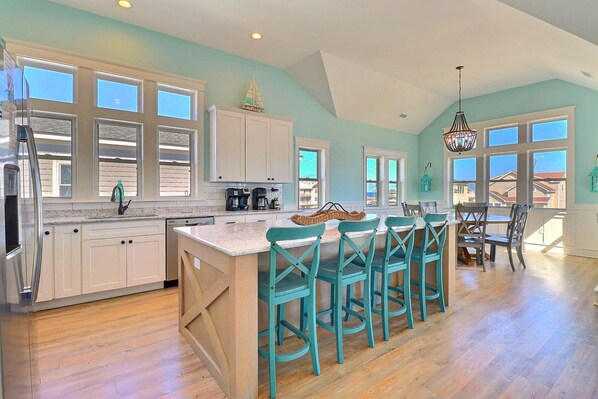 Kjøleskap, mikrobølgeovn, ovn og kokeplater