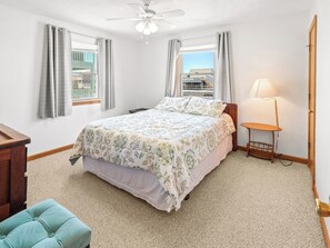 4 bedrooms, free WiFi, bed sheets - Sea Spray: Steps to Beach w/ Ocean Views OBX (Kitty Hawk)
