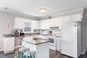 Frigorifero, microonde, forno, piano cottura