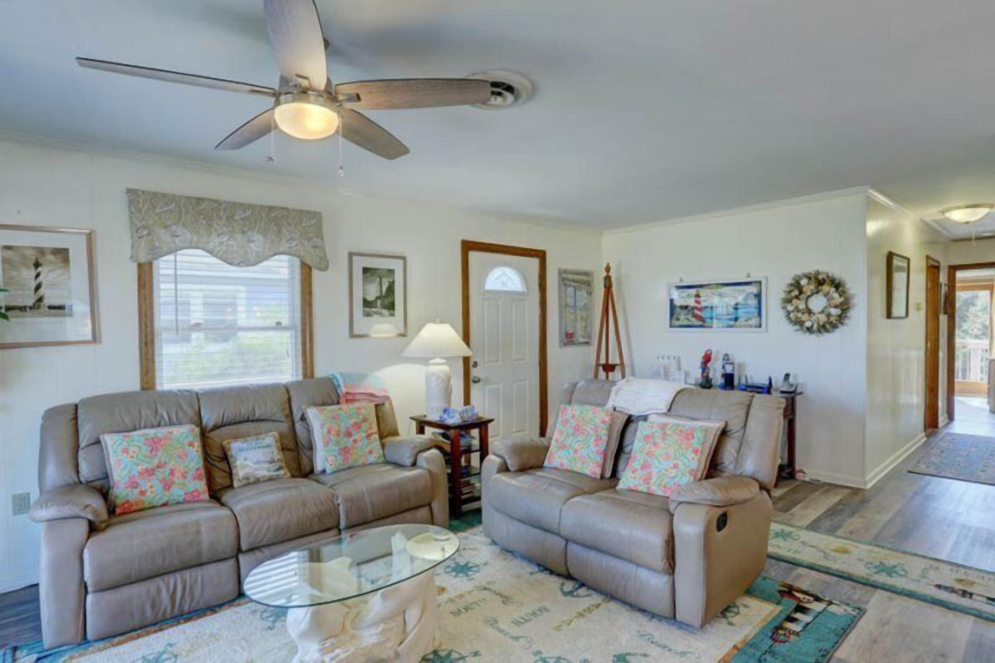 Sea Dawg: Dog Pool, Hot Tub + Walk To Beach - Kitty Hawk, NC