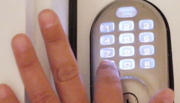 Un clavier d’accès sans clé, doté de boutons rétroéclairés et d’une étiquette indiquant la mention « Tale ».