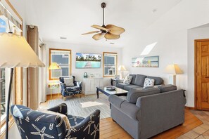 TV, tavolo da calcetto, libri