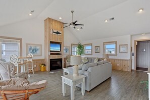 Televisio, takka, pöytäjalkapallopöytä, videokirjasto