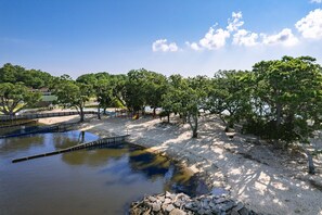 Una spiaggia nelle vicinanze