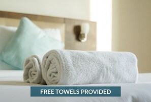 Combined shower/tub, towels