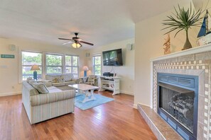 Télévision à écran plat, cheminée, baby-foot