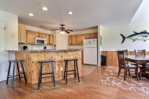 大冰箱、微波炉、烤箱、炉灶