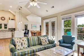 TV, caminetto, lettore DVD, tavolo da calcetto