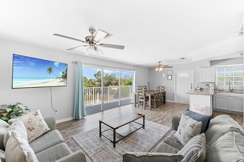 Sleeps 22, Private Pool, Walk to Beach, Times Square Restaurants!