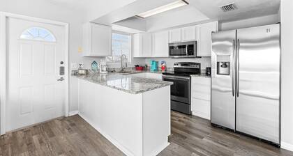 Sleeps 22, Private Pool, Walk to Beach, Times Square Restaurants!