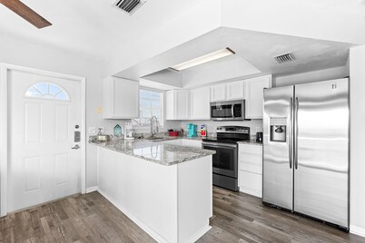 Sleeps 22, Private Pool, Walk to Beach, Times Square Restaurants!