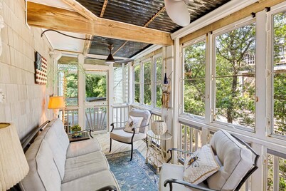 Woodstock *Amazing Saltwater Pool*Elevator*Bar*Enclosed Yard