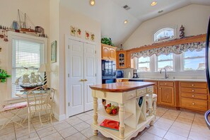 Fridge, microwave, oven, stovetop - Woodstock *Amazing Pool*Elevator*Bar*Enclosed Yard (Nags Head)