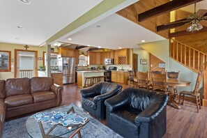 TV, tavolo da calcetto, tavolo da ping pong