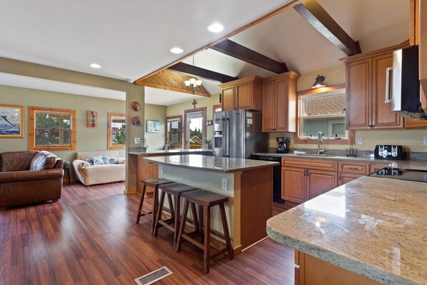 Frigorifero, microonde, forno, piano cottura