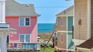 Un quartiere residenziale con case che si affacciano su un corso d'acqua.
