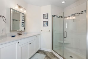 Combined shower/tub, towels